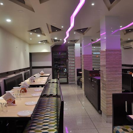 Ashish Restaurant And Guesthouse Surat Buitenkant foto