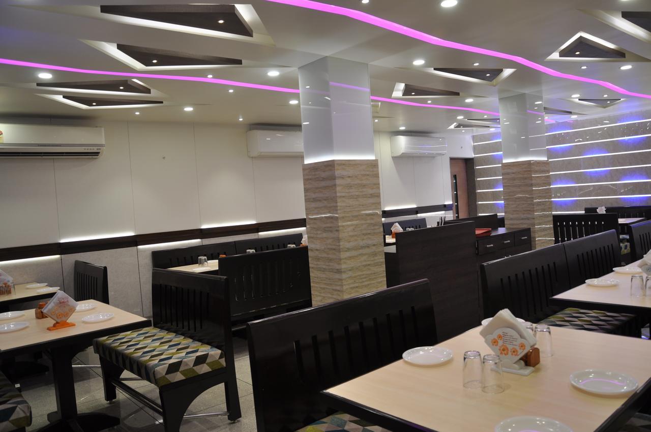 Ashish Restaurant And Guesthouse Surat Buitenkant foto