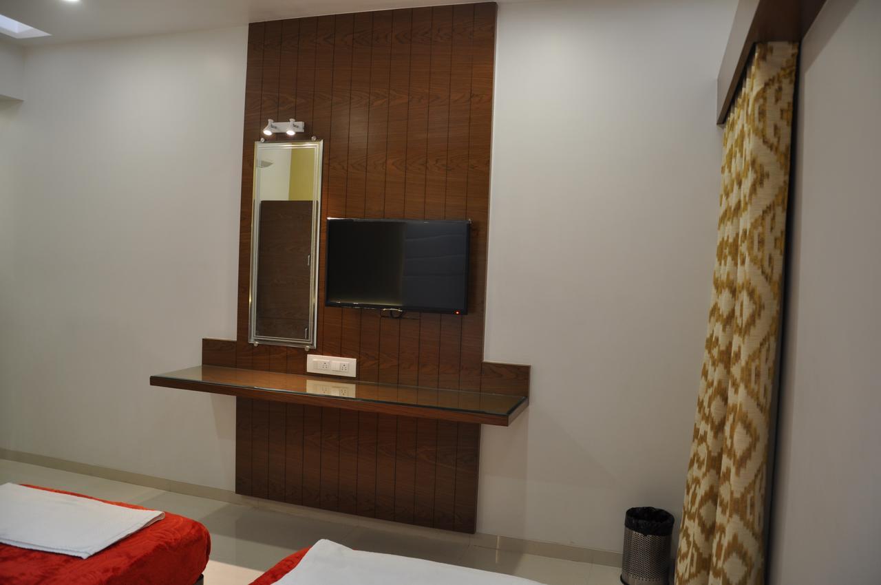 Ashish Restaurant And Guesthouse Surat Buitenkant foto