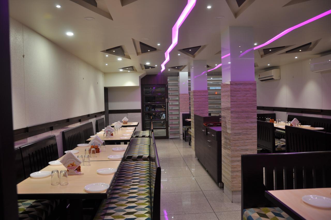 Ashish Restaurant And Guesthouse Surat Buitenkant foto